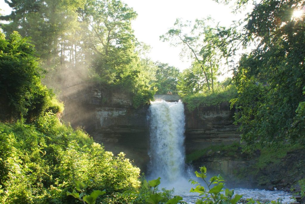 Wasserfall im Sonnenlicht – Brunnen des lebendigen Wassers (Offenbarung 21,6)